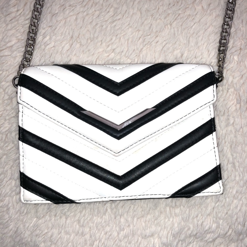 Express Quilted small Shoulder Bag - Picture 2 of 4